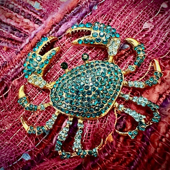 Jewelry - Sparkling Ocean Blue Crab Brooch